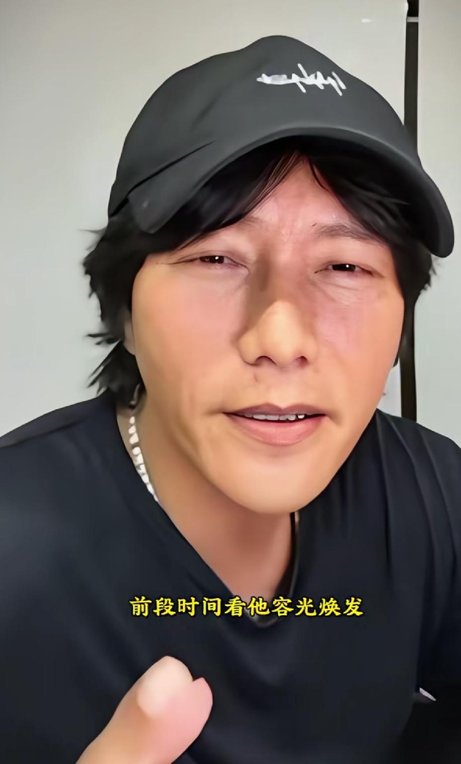 这还是那个帅帅的陈坤么，现在的模样变化这么大，眼睛眯成了一条缝，脸颊凹陷，他本