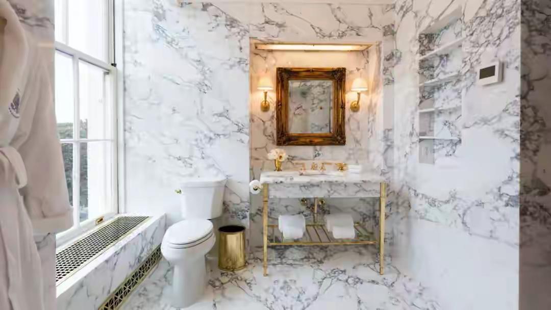 特朗普晒出他的白宫浴室翻新照片（左图，右图为翻新前的样子），并认为翻新后非常适合