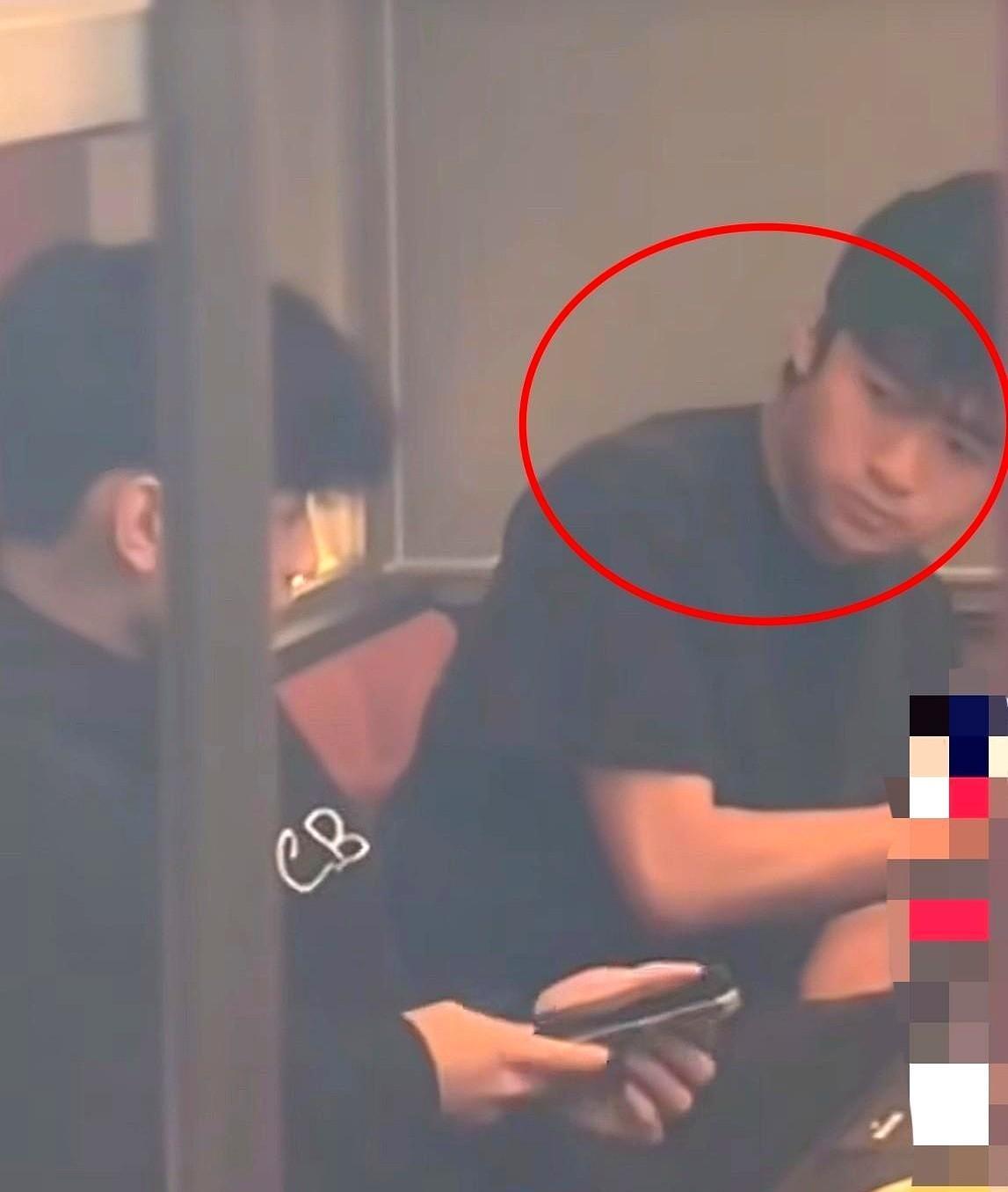 他提醒弟弟吃饭，不是喊，是手轻轻搭上肩膀。15岁的哥哥已经175公分，站在香港