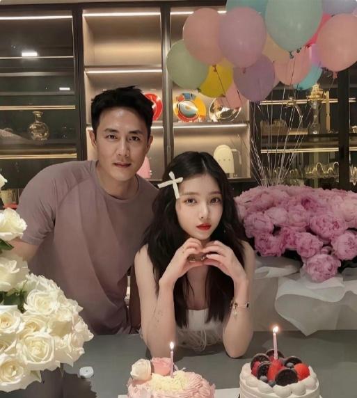 这是把老婆当女儿养了吧，就她老婆这状态，说十八九岁也有人信吧！​​​​