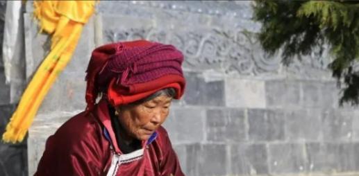 “这里是真正的女儿国。”在云南一村落，男不娶女不嫁。相中就晚上爬窗户，天亮之前再