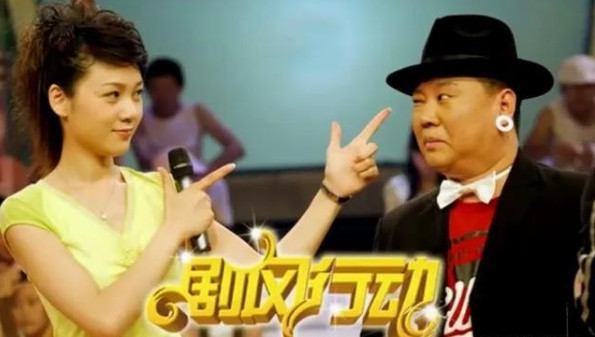 在一次节目中，主持人周群说：“认识郭德纲20年，他从来没请我吃过一顿饭，也没送过