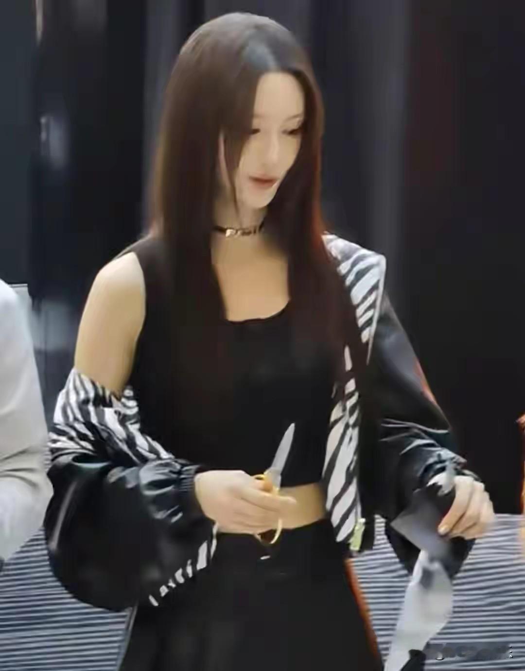当金晨的剪刀“咔嚓”一声剪断红色缎带，本应象征“开门红”的彩头却被她随手抛向地面