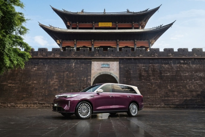 原来魏牌V9X竟有两个尺寸魏牌V9X这回挺实在，上来就给大家两个尺寸选：加长版和