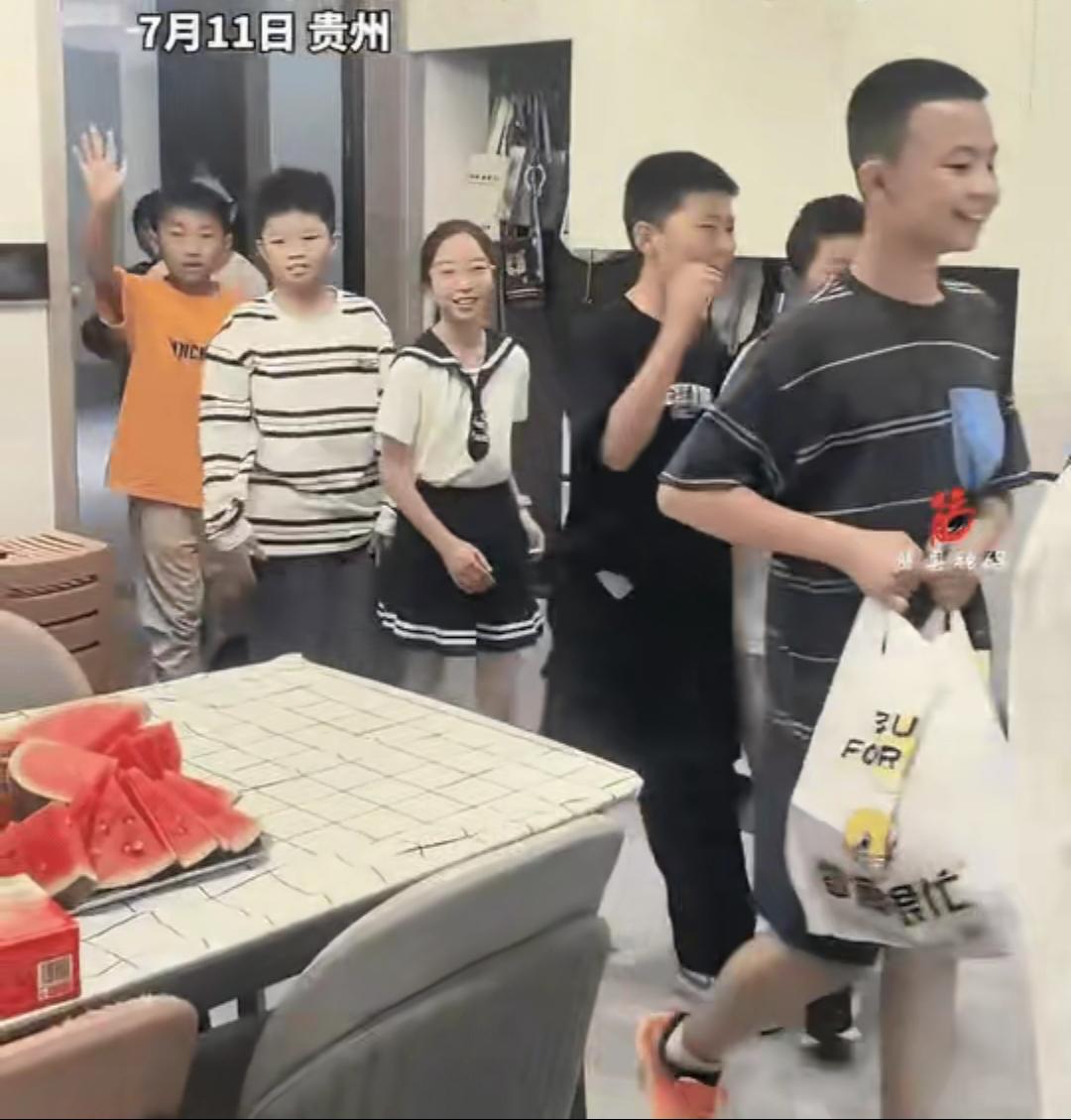贵州，一男孩告诉妈妈，要邀请同学来家里吃饭，妈妈起初以为就儿子的人缘怎么着也得来