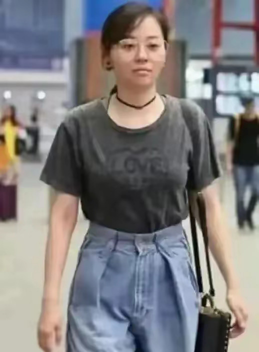 张靓颖素颜惊爆！自然随性，网友惊呼：果然是真正的大美女……​​​