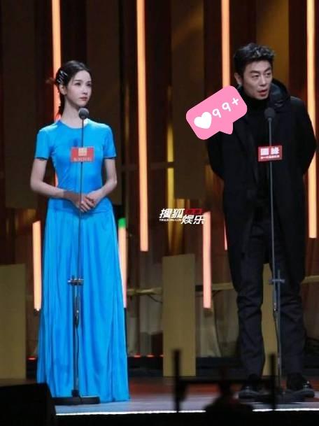 国剧盛典最意外的崽！朱亚文穿袄子上台太敢了在国剧盛典红毯上，别人清一色西