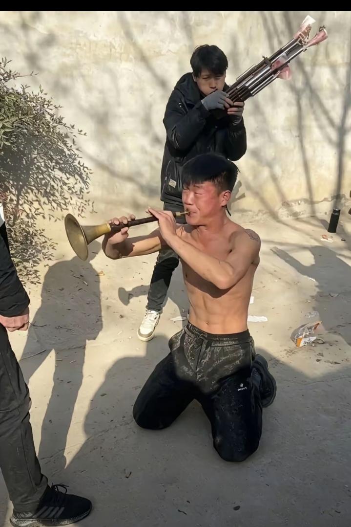 25岁唢呐手跪地吹曲，一曲哭碎千万人的心河南周口25岁唢呐手阿豪以吹白事唢