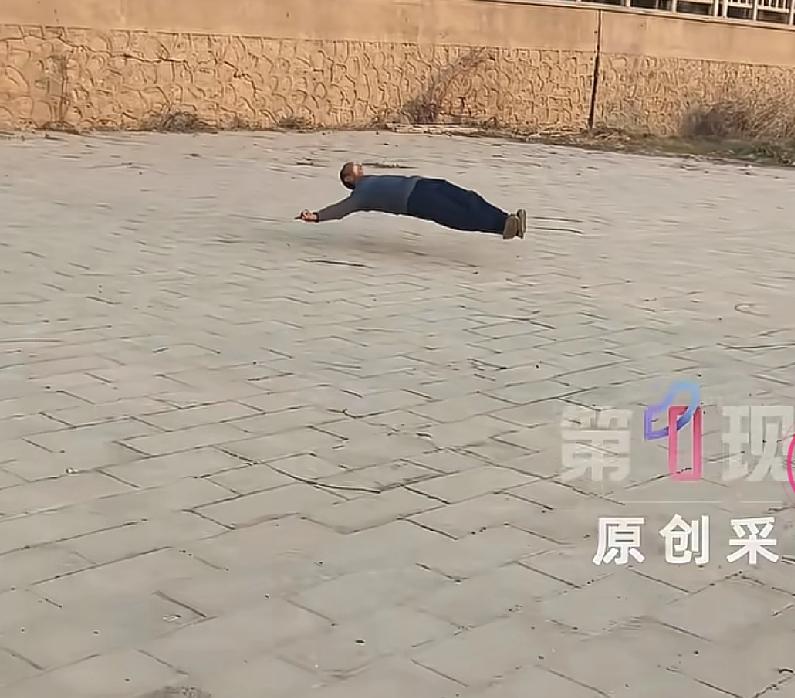 湖北十堰丹江口一个公园一位大叔引起了很多人围观，从远处看，感觉这位大叔浮在空中