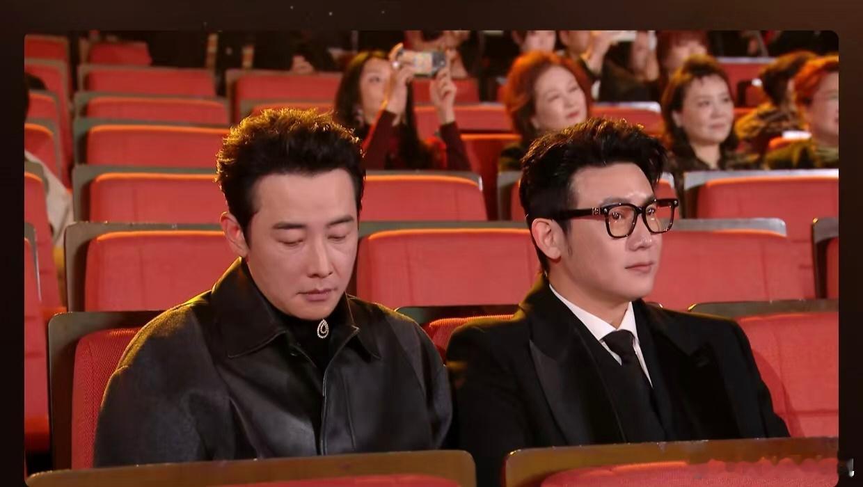 罗晋睡着了哈哈哈哈哈哈真的要被这个罗晋笑死了，在微博视界大会上，坐着就这么水灵