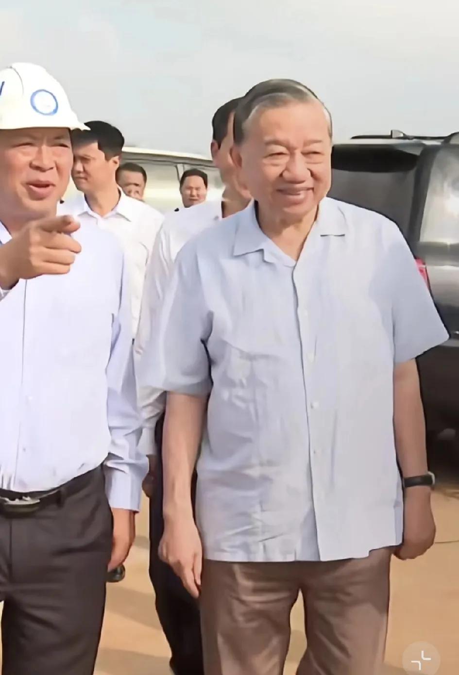 越南领导人苏林，坐在我们的动车上，一脸欣赏的看着动车。他从越南坐飞机到北京访问