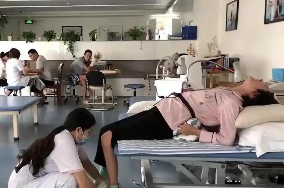 从34米悬崖被丈夫推下都没死，却在这一夜彻底崩溃：全身钢钉、儿子先心病、离婚官司