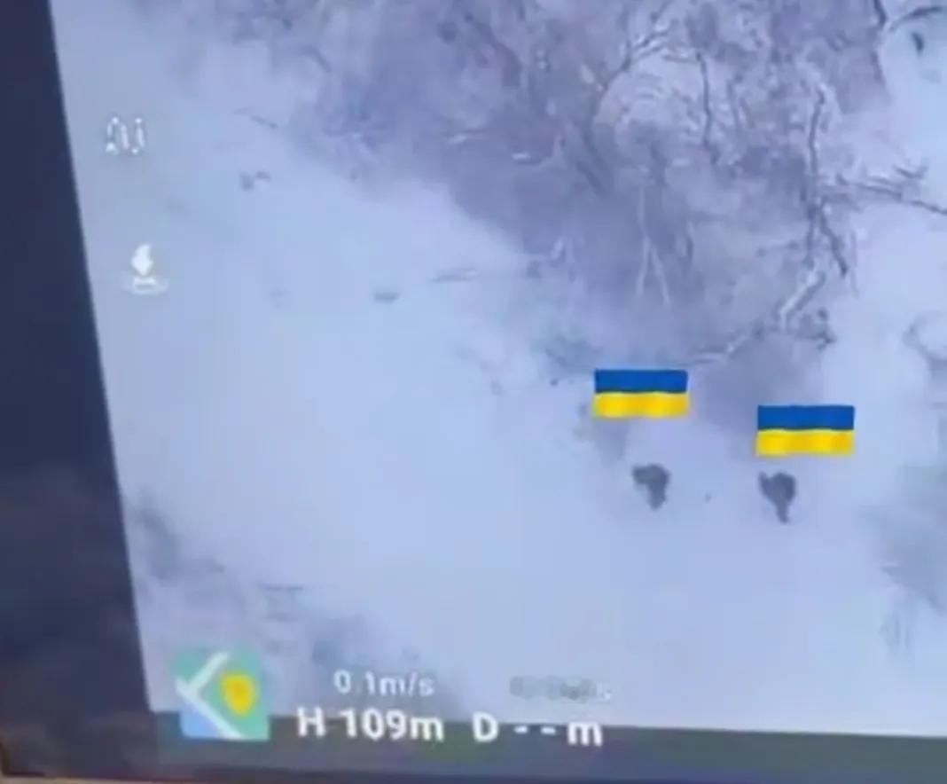 两名乌军士兵在路上被旁边树林埋伏的一名俄军士兵打死。交战过程中，第一名乌军士兵啥