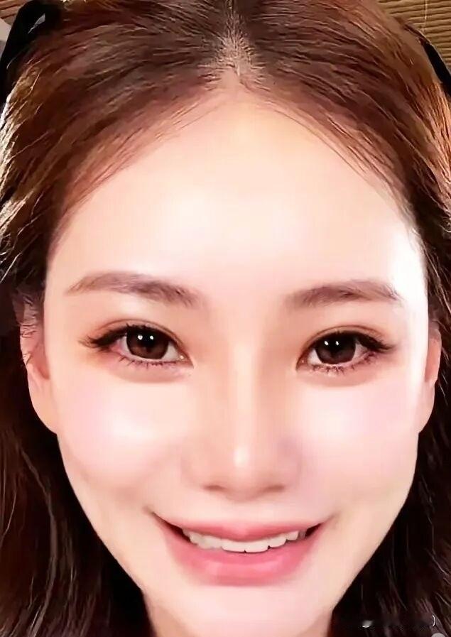 小菲与大S的儿子小霖儿在台北迎来十岁生日，这场看似普通的家庭聚会，没有盛大宴席、