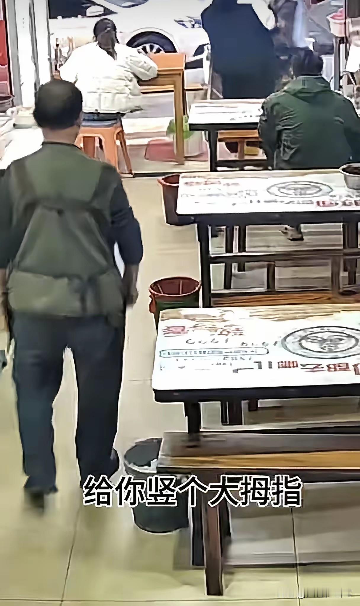 贵州，一位妈妈带着孩子去餐馆吃牛肉粉，孩子吃完准备离开前，突然对着老板说了句“老