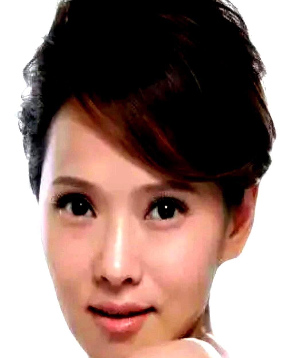 57岁伊能静，刚下春晚就跟秦昊回沈阳，身上大衣吊牌晃荡着，网友都炸了：这是要7天