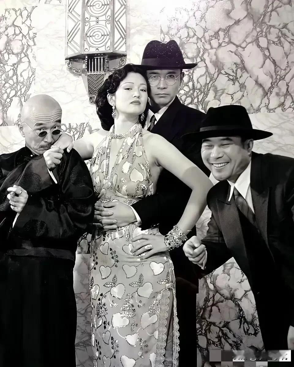 不知这是哪一出戏，居然汇聚了当年演艺界响当当的大咖。巩俐妖娆、李雪健阿谀、李保