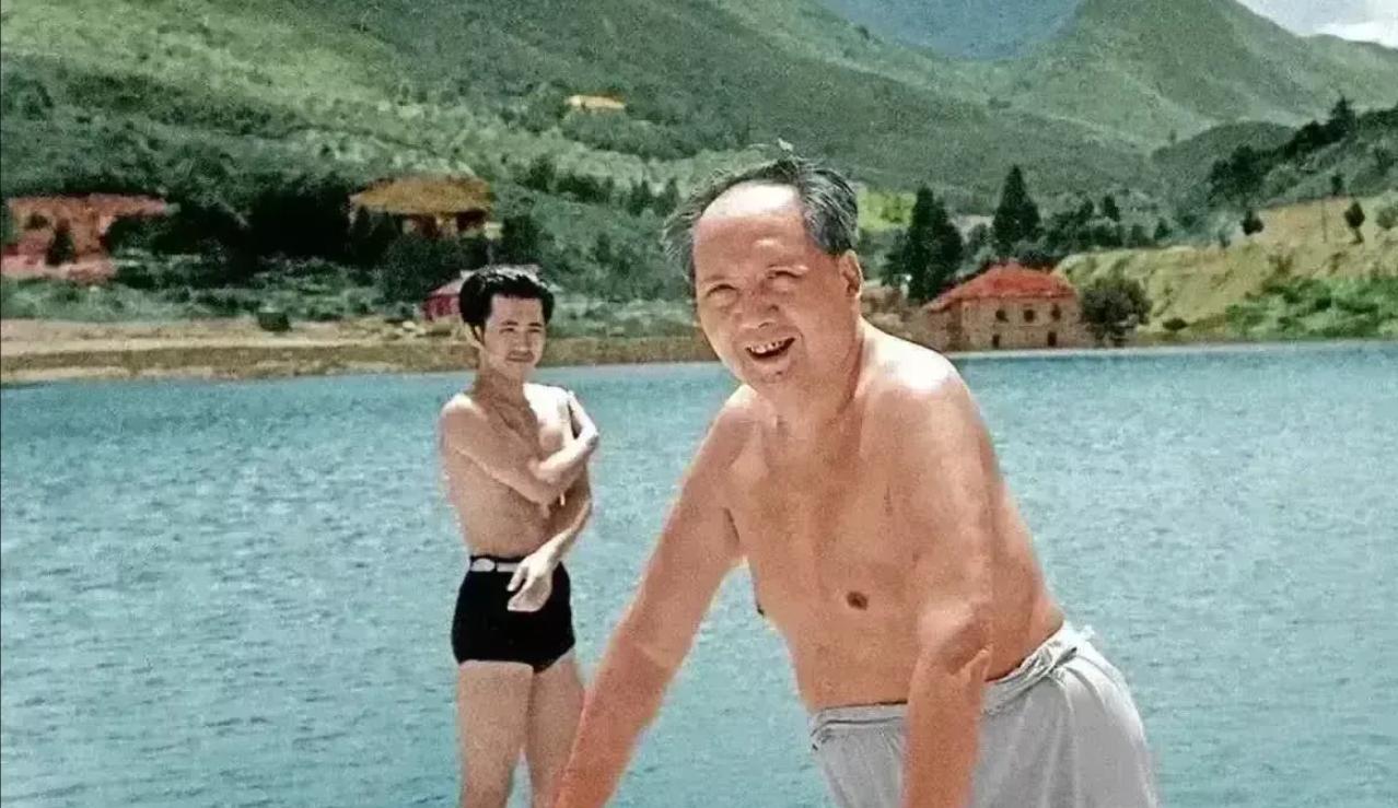 毛主席与卫士田云毓在滴水洞水库游泳，留影，美好的回忆！毛主席晚年的一段话让人印