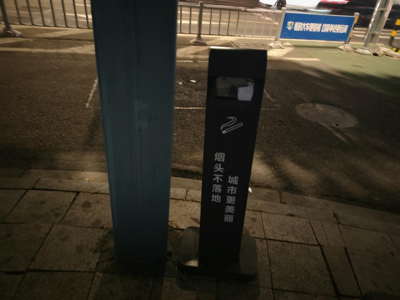 宁波红绿灯路口，马路边安装的这个烟头收集箱（垃圾桶），挺有创意的。这既能提醒烟民