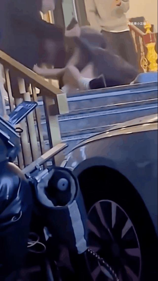 这算不算是代驾的一种隐形福利？这小姐姐喝多少酒啊，走路都走不了，衣服也不穿，