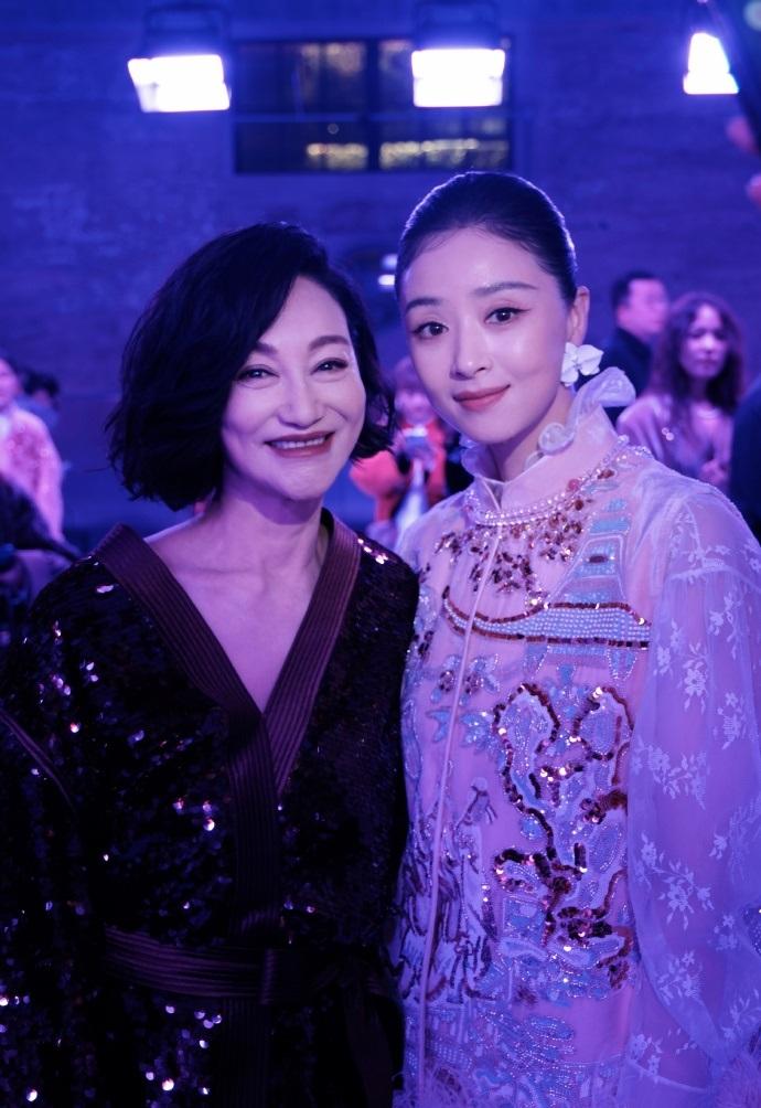 近日蒋欣和惠英红一起在上海出席时尚活动，两位虽然搭配风格不同，不过都穿的很漂亮。