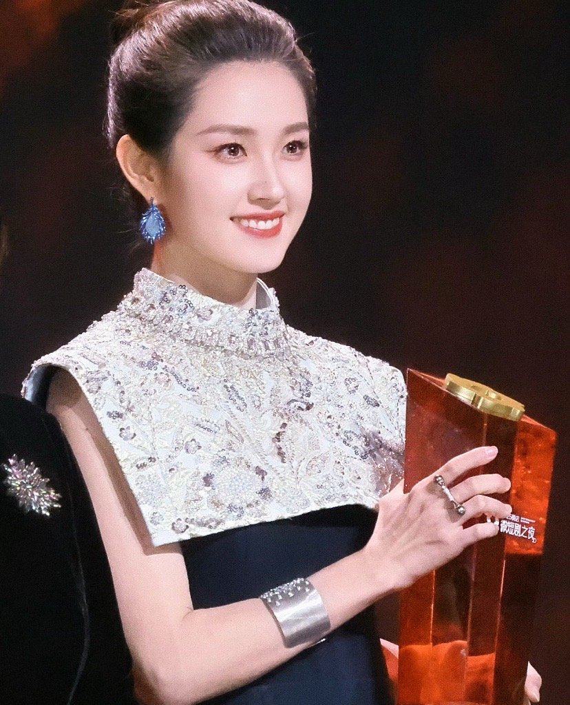 郭宇欣一条裙子穿了三次郭宇欣的裙子第三次现身，依旧惊艳全场！网友纷纷感叹：这才是