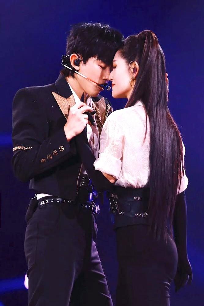 44岁，生了仨娃，谢娜被骂身材像大妈。起因是跨年演唱会，她跟张杰同台热舞，亮