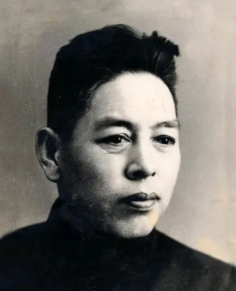 1932年，陈玉仁叛变，供出了潜伏在敌人内部的地下党员王世英，王世英察觉到异常后