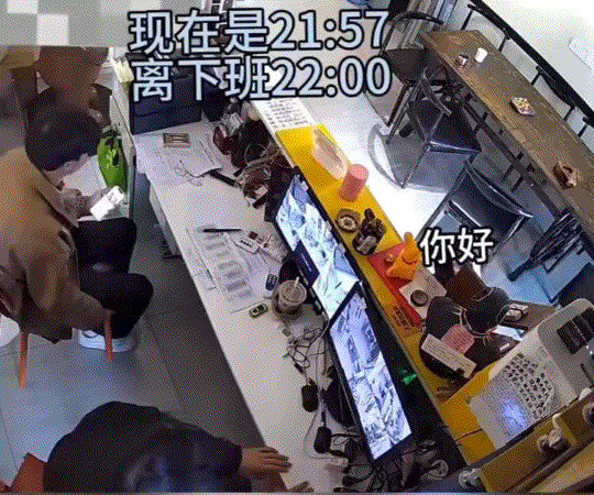 笑不活了！四川，一店铺22点打烊，两名店员眼看就要下班回家了，结果差3分钟的时候