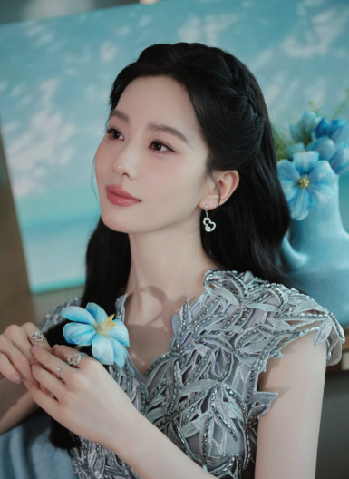刘诗诗蓝色水光裙造型中式时尚的优雅诠释