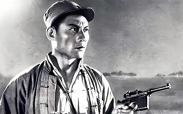 1941年，八路军独立营长叛变，侦察科长知道后去劝阻。然而，进村后，他突然说了一