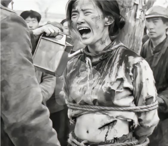一位女烈士不幸被日军抓获，正在被日军绑在木桩上行刑，一名日军士兵正端着一个铁壶准