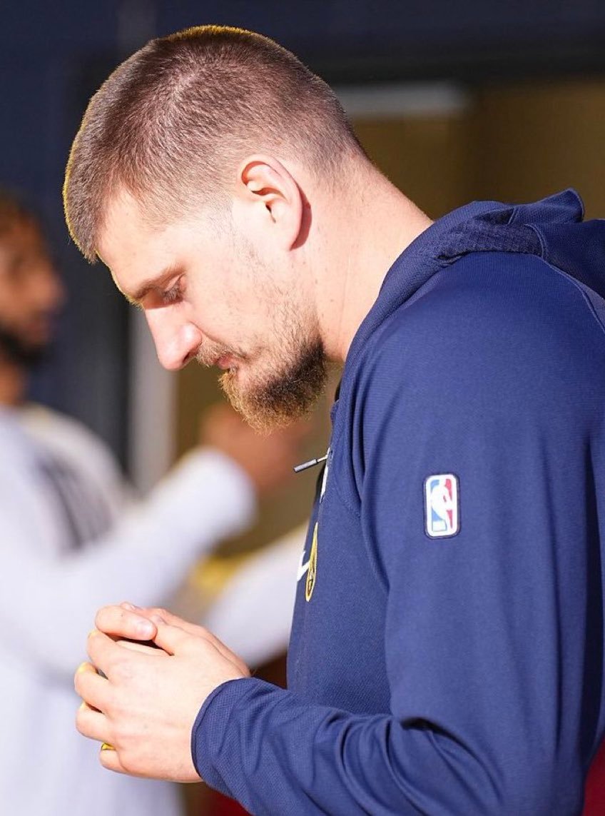 现在的国王谁都打不过。少爷尽力了14+8+11，约基奇35+15+7，穆雷23+