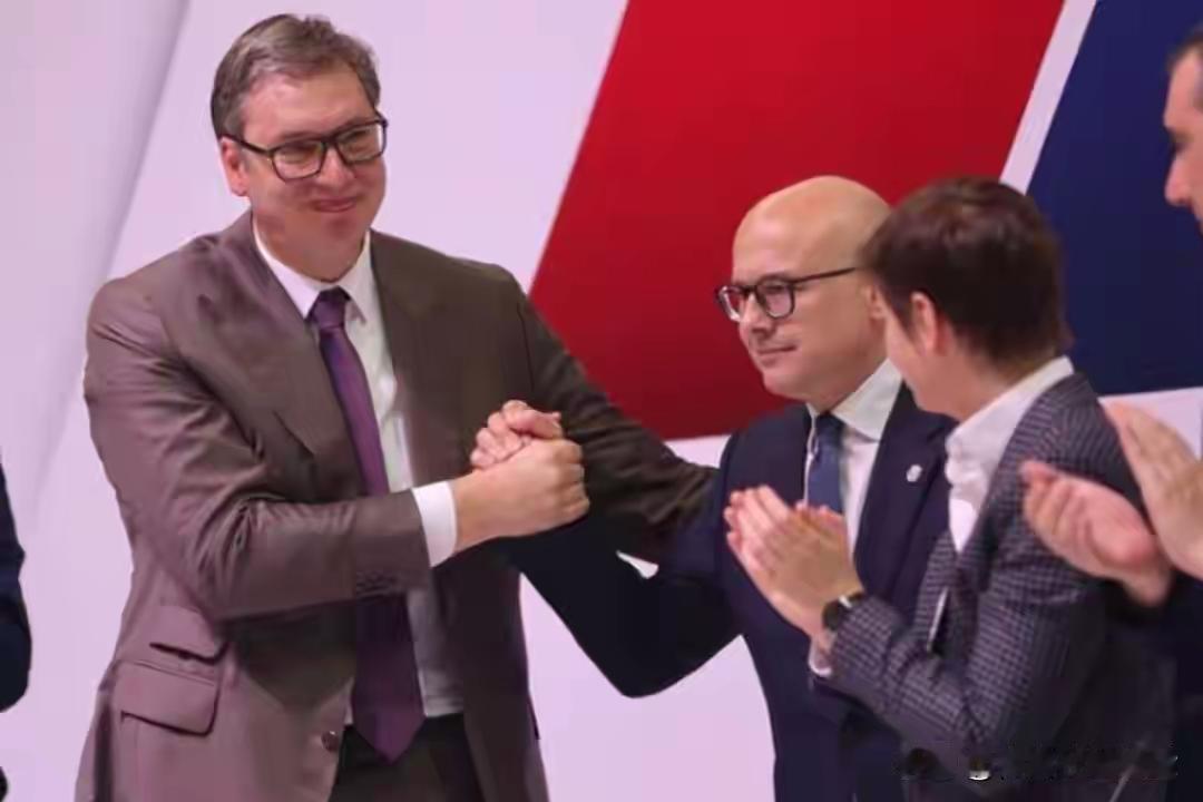 武契奇笑起来有点可爱，难得这么高个子的人笑容还有可爱的时候。