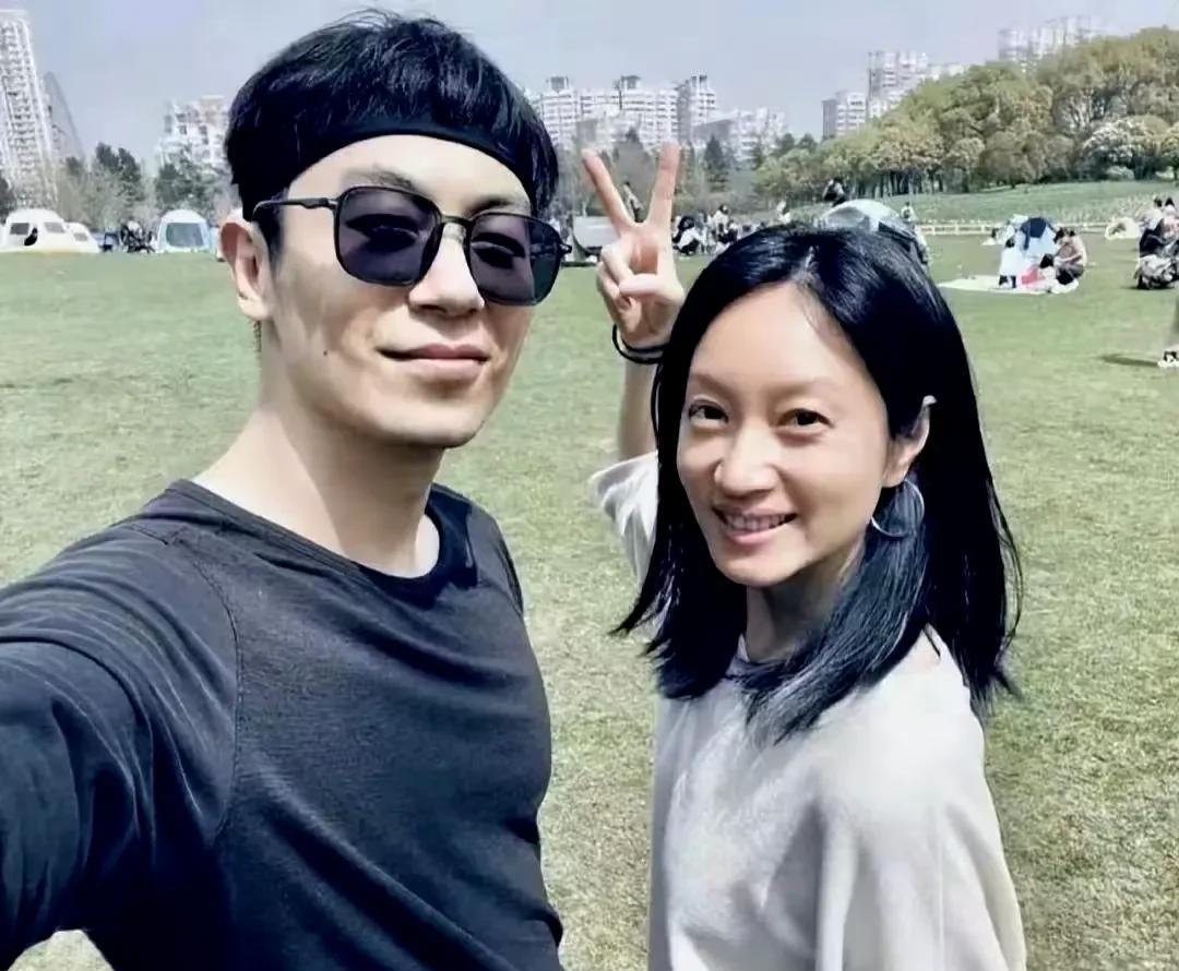 朱亚文带着老婆沈佳妮去云南玩啦！不过有一说一，42岁的沈佳妮这次是纯素颜出镜，状