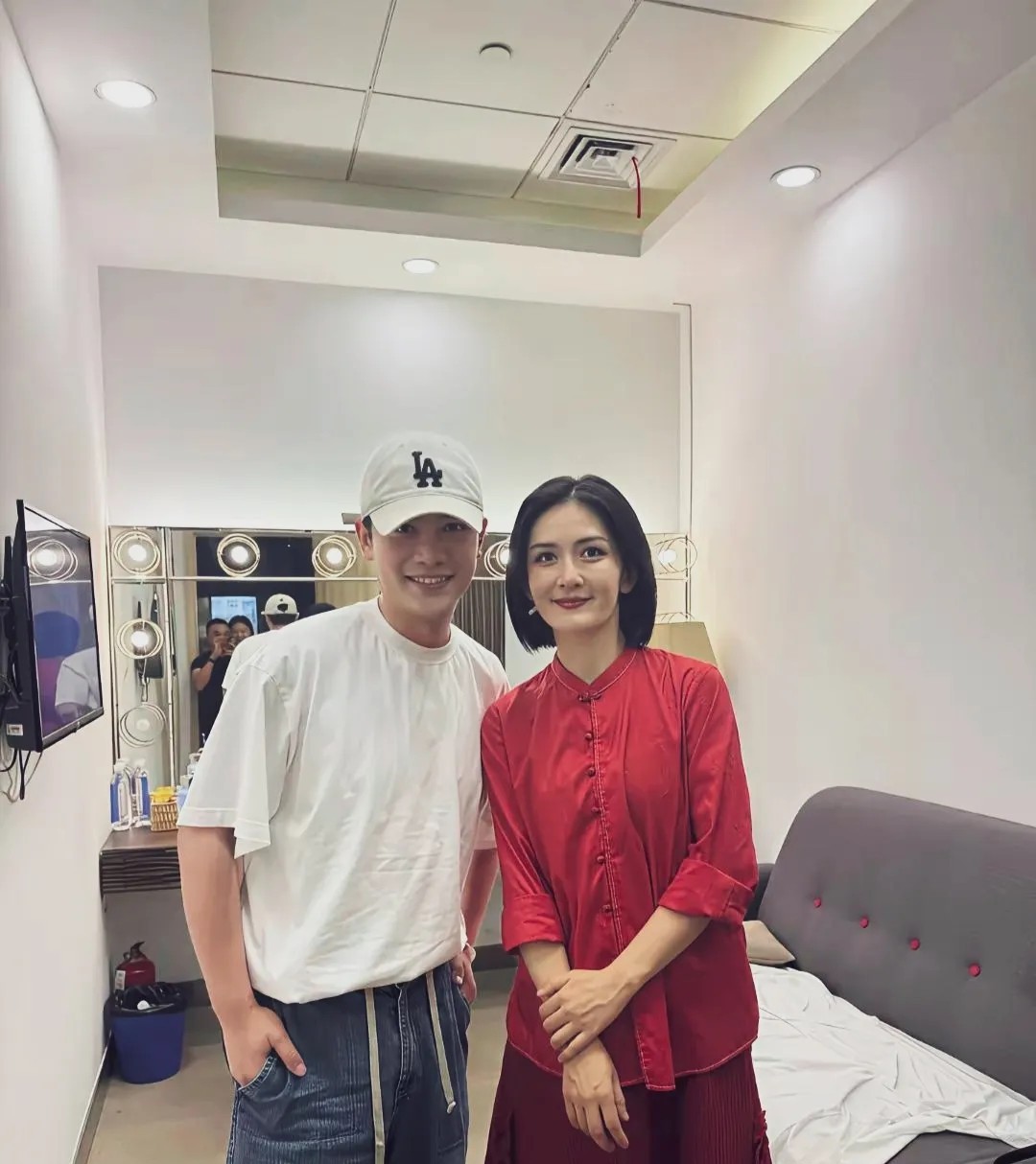 谢娜的脸感觉肿起来了，眼睛超大，面相变了，有点不像她了！