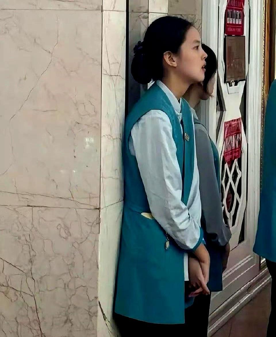 杨超越真是逆天改命啊。我总能想到她从农村家庭出来，父母早早离异，她念完初中就独