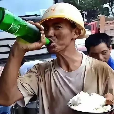 大家留意过吗？那些在太阳底下干重活的人，衣服湿得能拧出水，为啥非得先喝半瓶冰啤酒