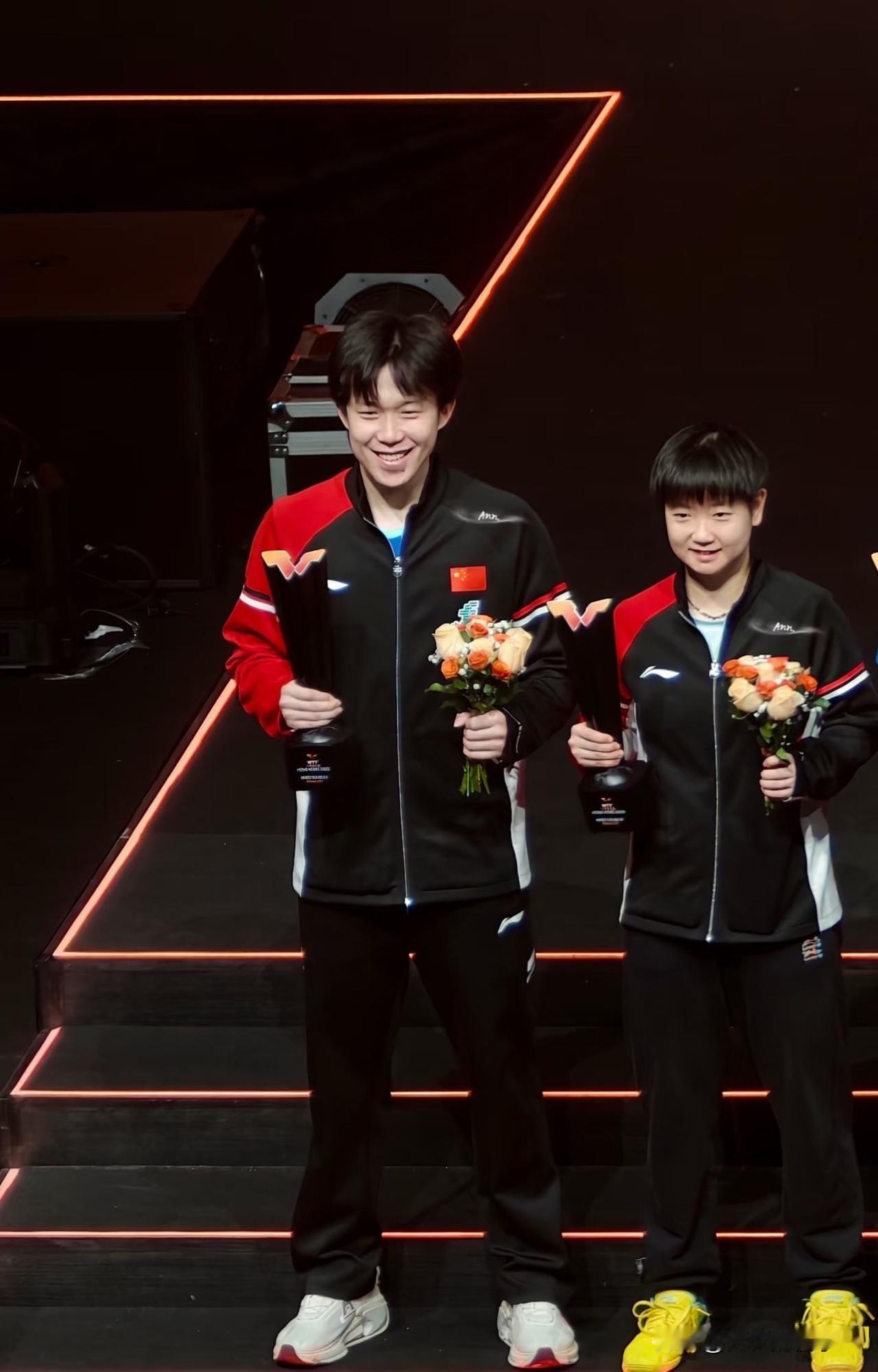 今晚的比赛让人提心吊胆是女单决赛，莎莎在比赛中崴脚，退赛是意料之中的事儿，但