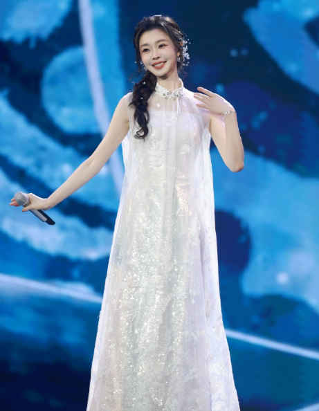 宋轶在表演节目的时候搭配了一件白纱裙看起来特别的有飘逸之美宋轶的身段是极为苗条