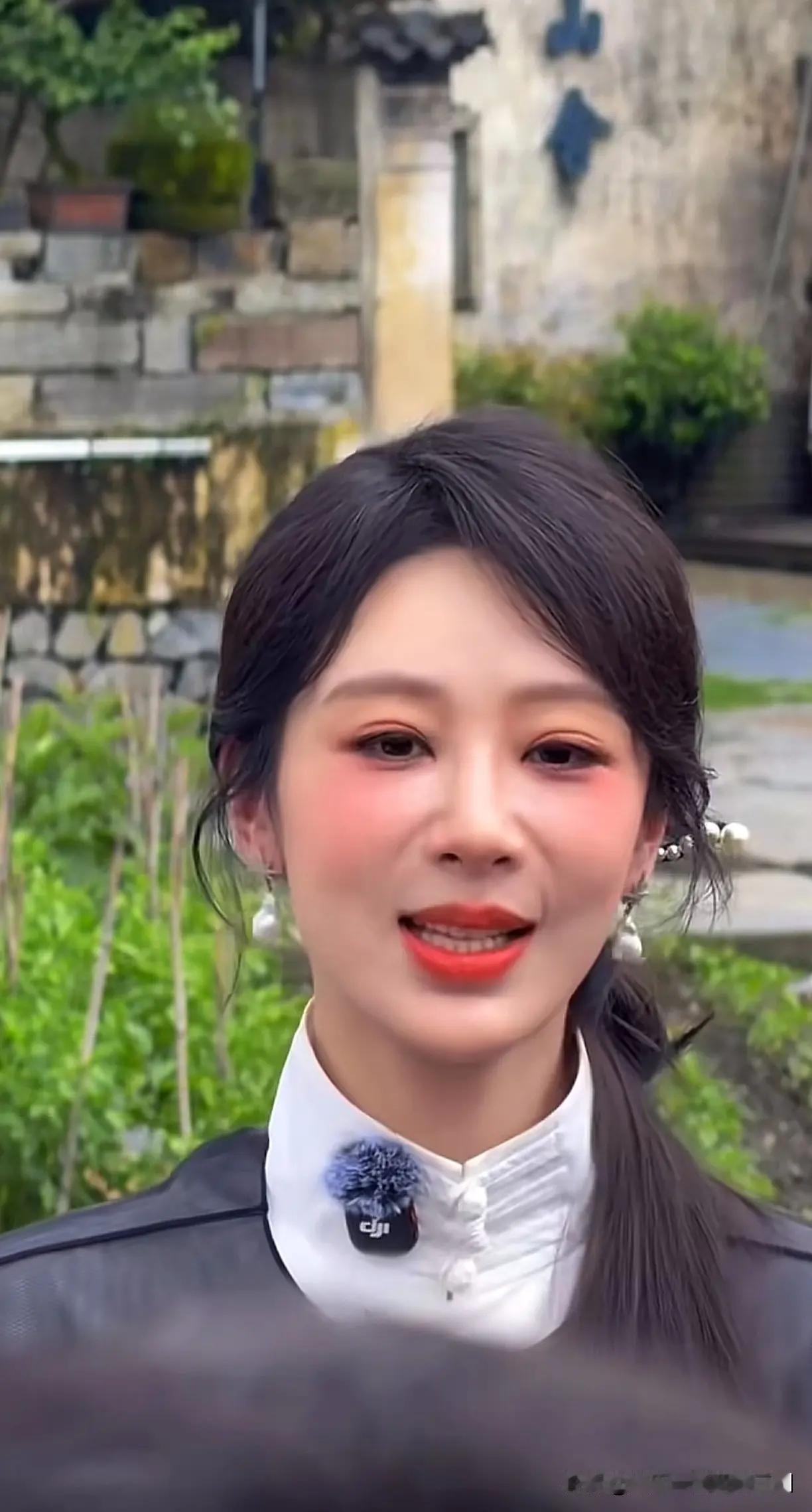 这化妆师走的是后台吧，就这化妆技术也给一线明星化妆，素颜都比这好看。
