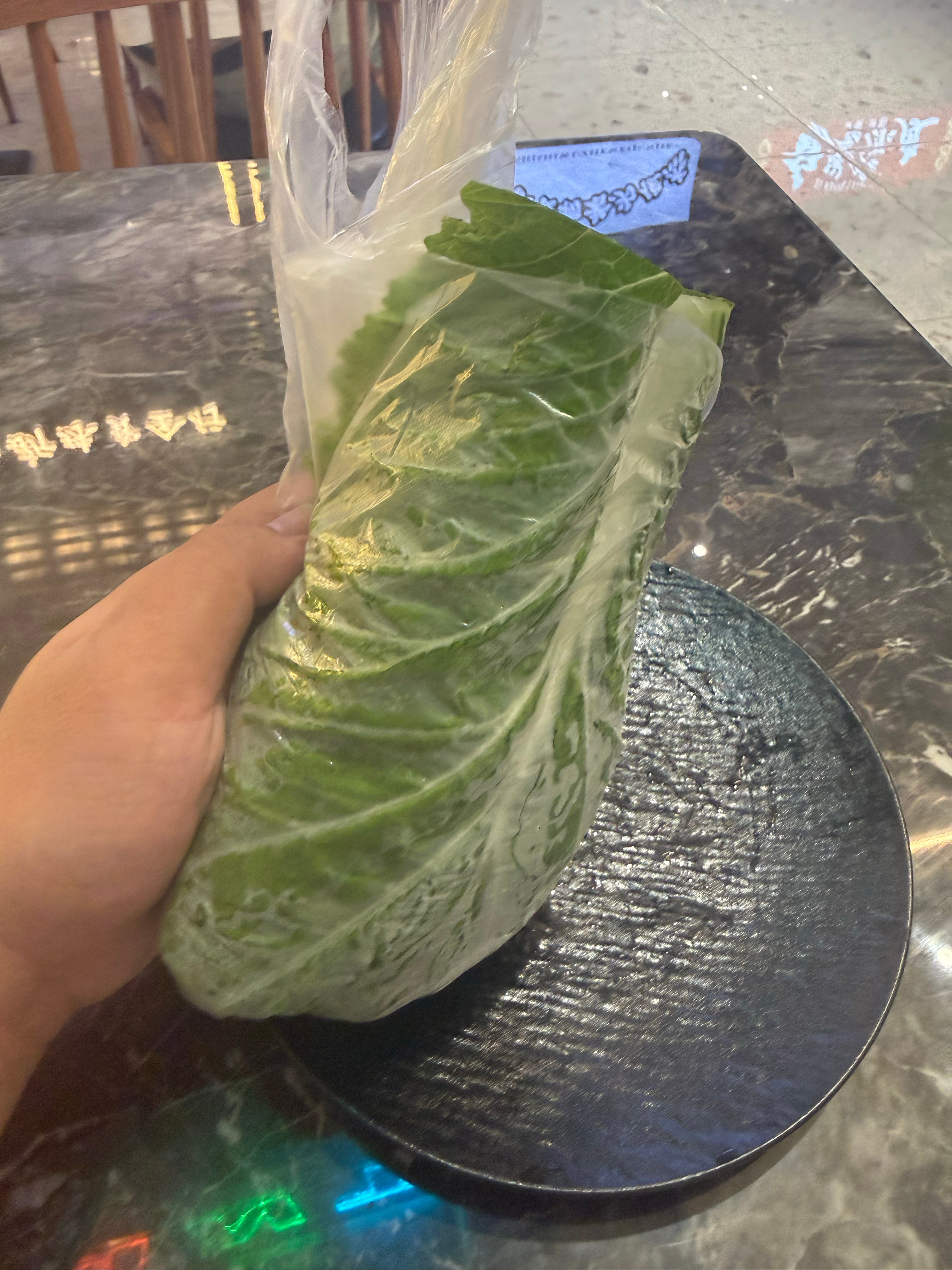 饭包多加葱，白菜叶的清新饱满，搭配大米饭鸡蛋酱。餐后脸上再挂几个饭粒，舒服。不仅