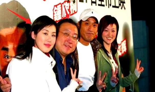 她背上那尊佛睁着眼看人。纹墨渗进皮肤时，风水师说漏了天机。田朴珺——名字拆开