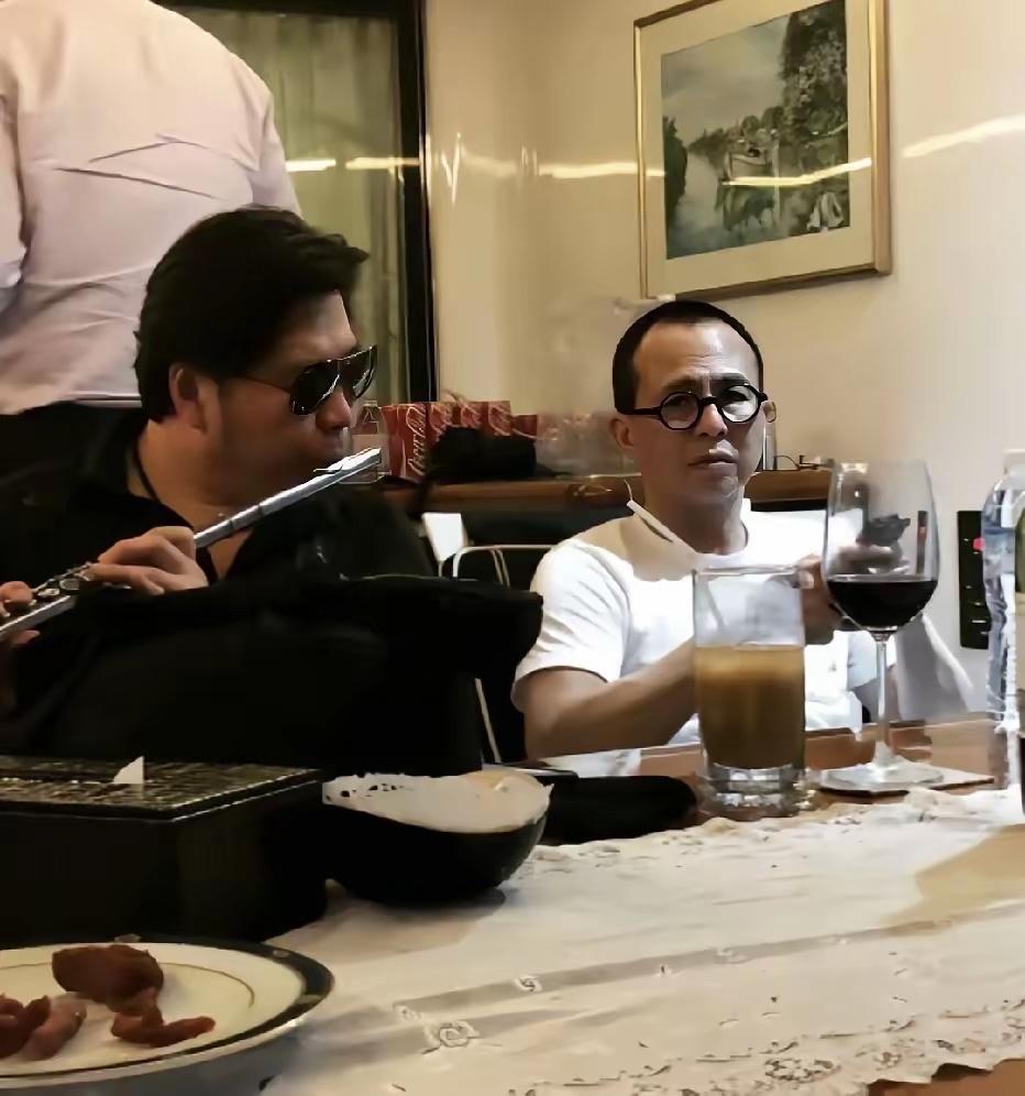 李泽楷吃宵夜的一幕，精致的房间环境，喝着红酒，吃着牛排，还有咖啡、饮料、矿泉水。