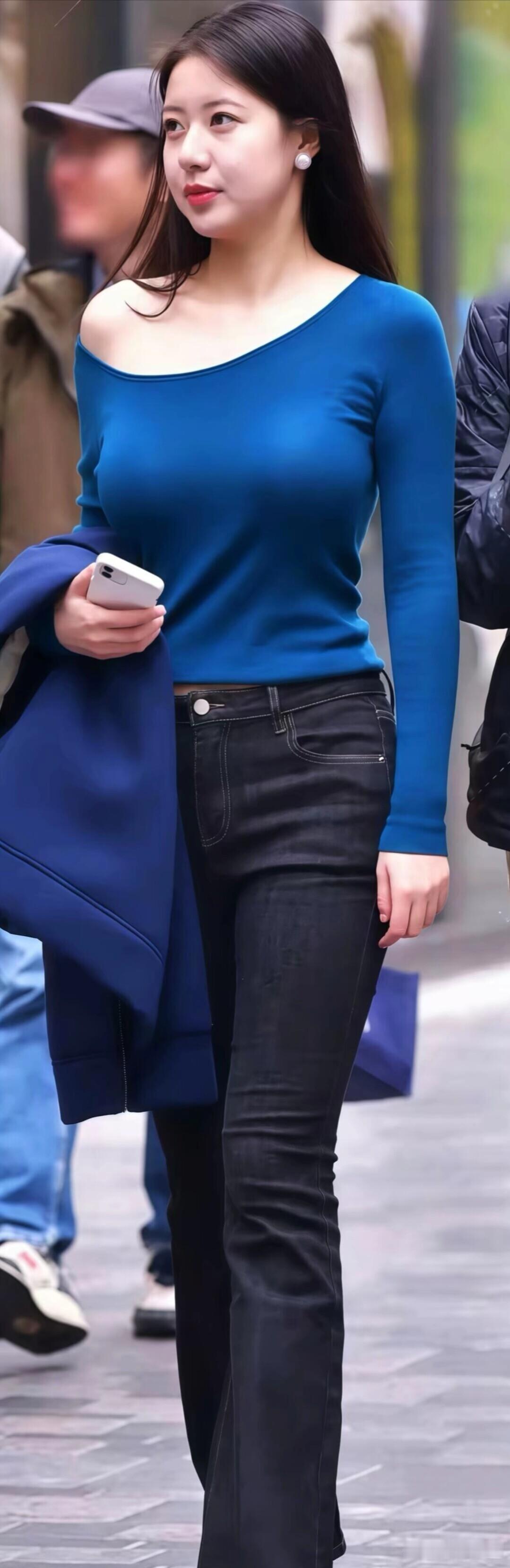 宝蓝色露肩上衣,搭配黑色微喇裤,简约又高级,蓝色外套随手一搭,时尚感拉满,这穿搭