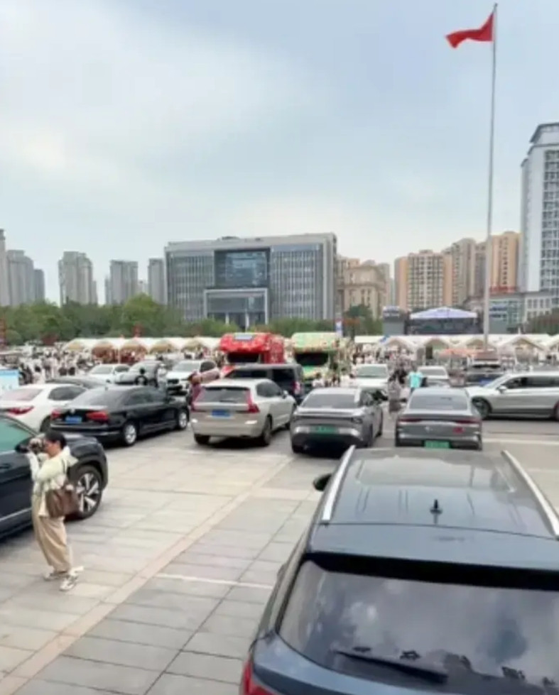 大家发现没，仔细观察荣昌的机关大楼，可以发现和其他地方不同。他们这里是没有任何围