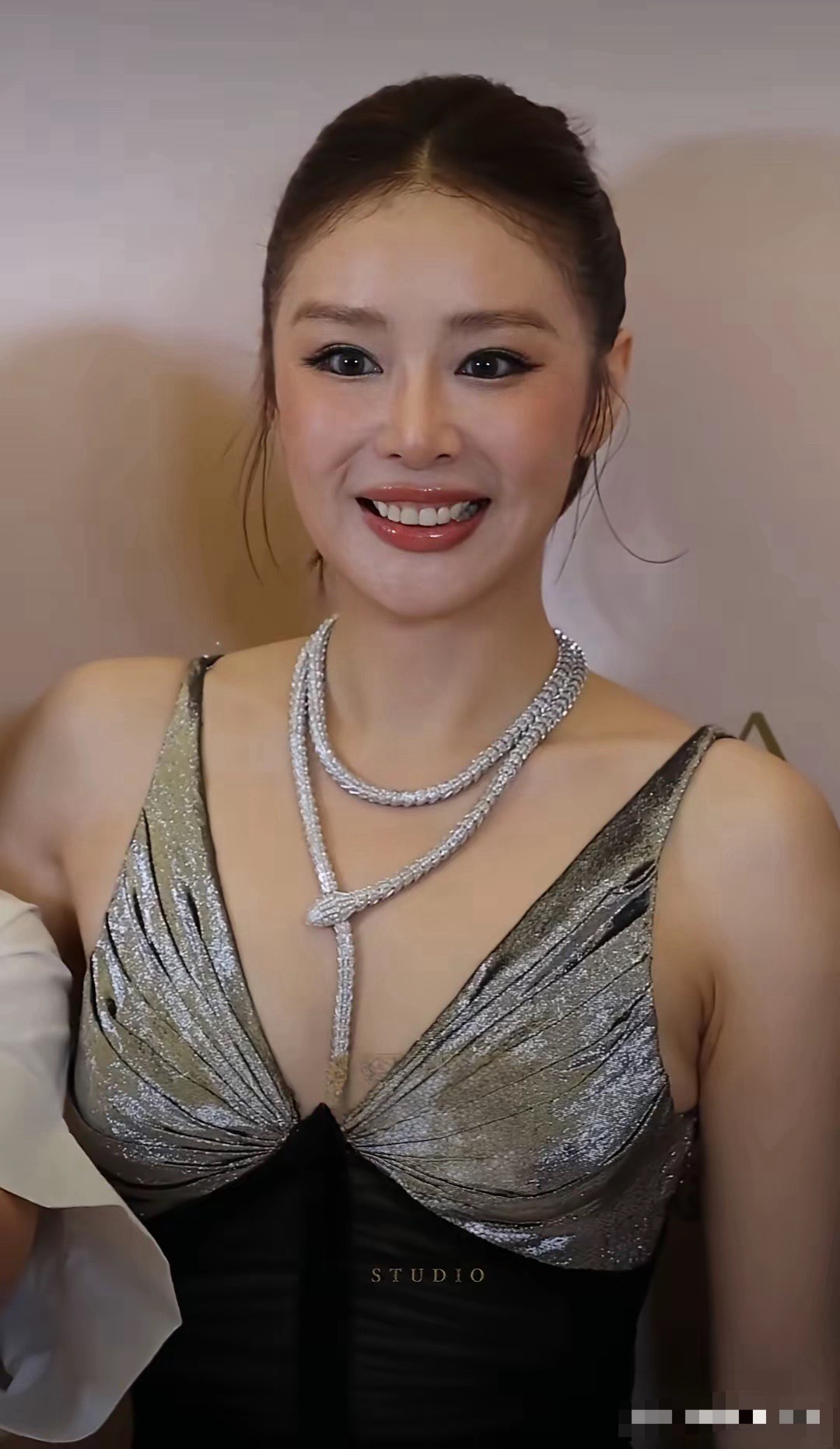 早前别人说高叶撞脸Jennie我没感觉，这套全包眼线造型一上，相似感一下子就出来