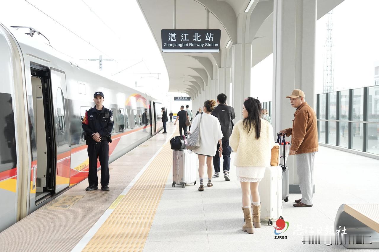 2025年12月22日，真是个好日子，广湛高铁正式建成通行啦。这样的大事件，作为