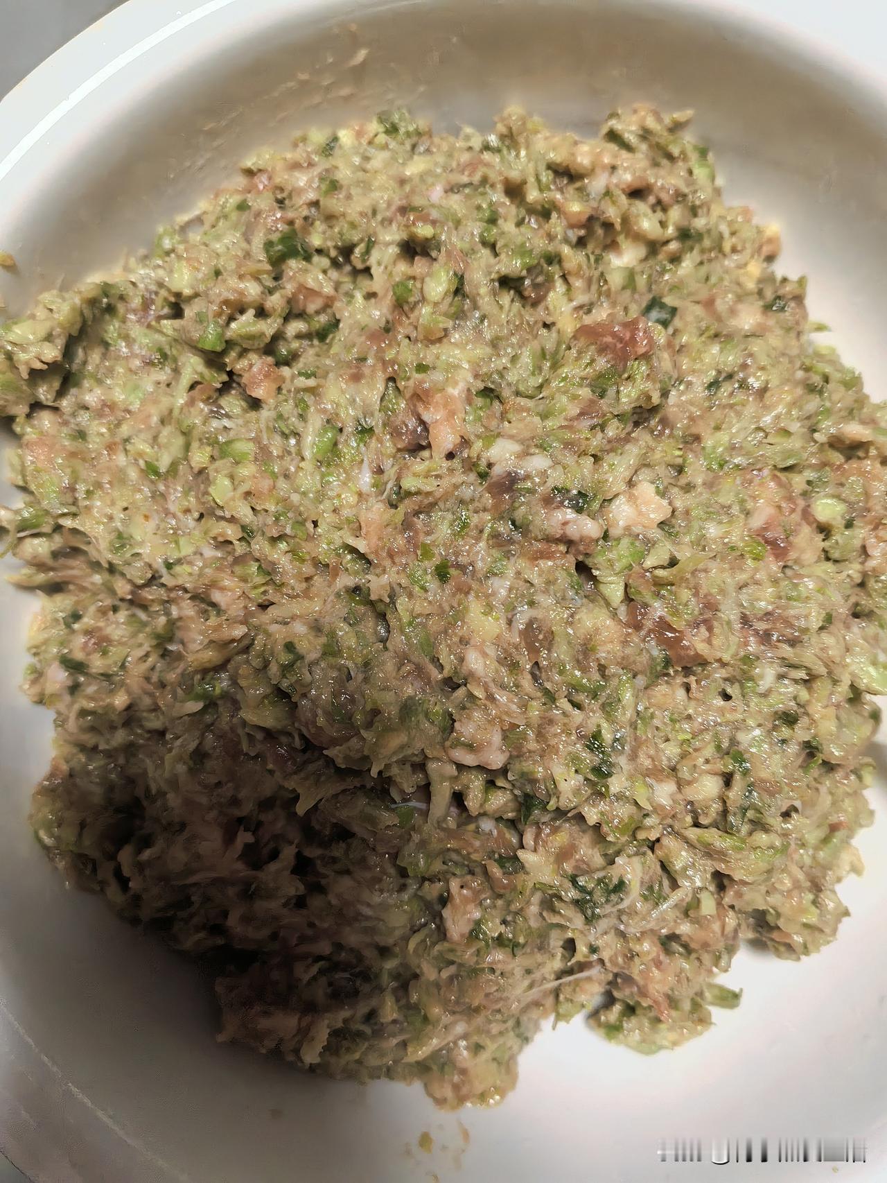清香味的槐花肉馅饺子吃上了，星期三的下午打的槐花，焯了一下水放冰箱冷藏。今天