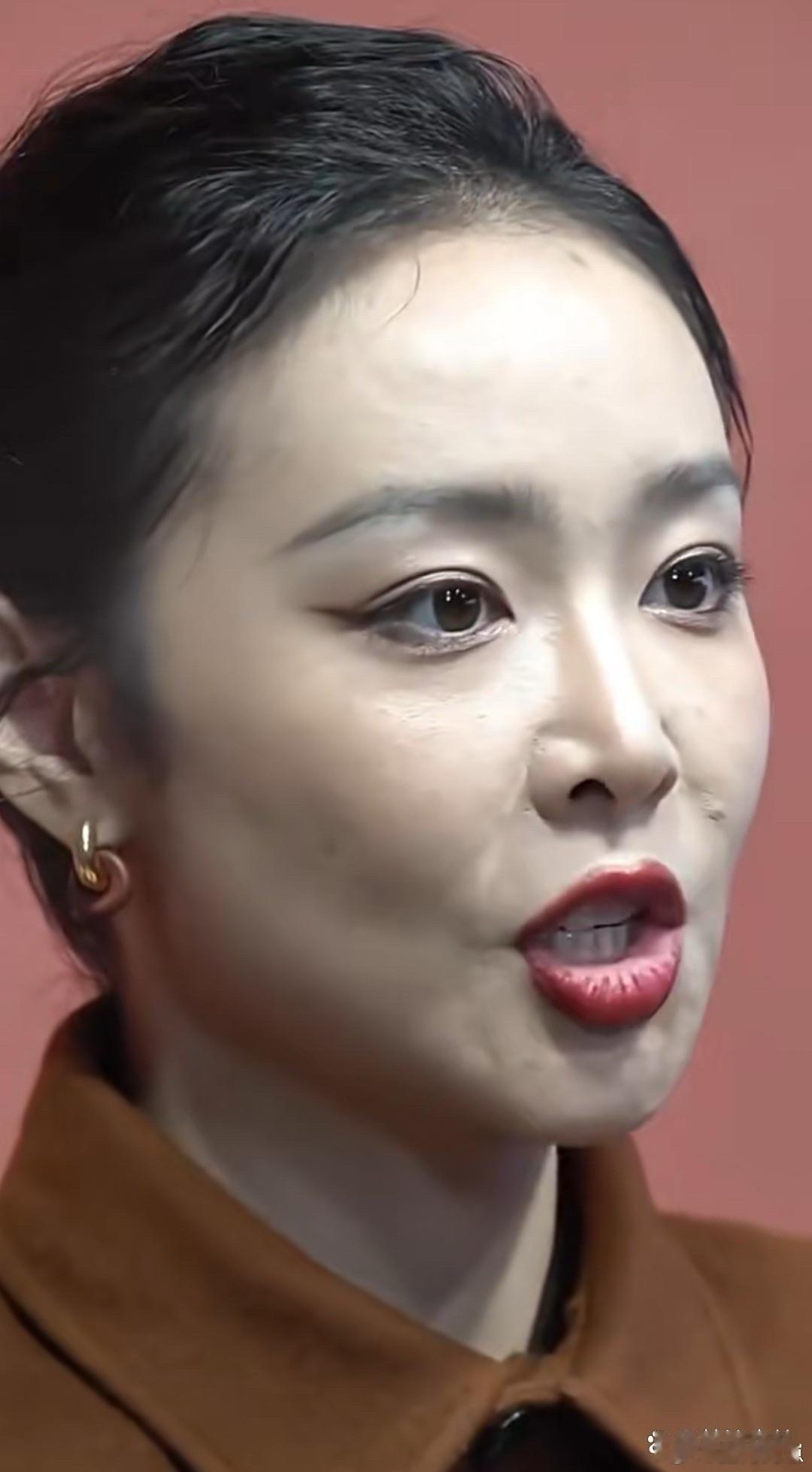 高叶这侧颜抓拍也太有范儿了！棱角利落气场拉满，难怪演女老大是妥妥的本色出演！